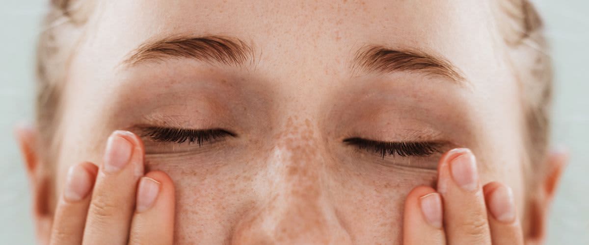 Гримиране на чувствителни очи