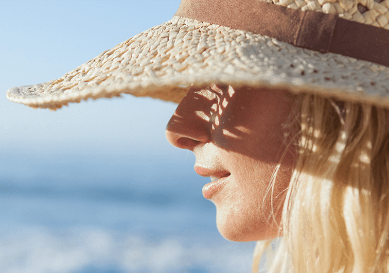 Лятна снимка на момиче на морето 