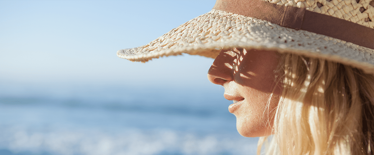 Лятна снимка на момиче на морето 