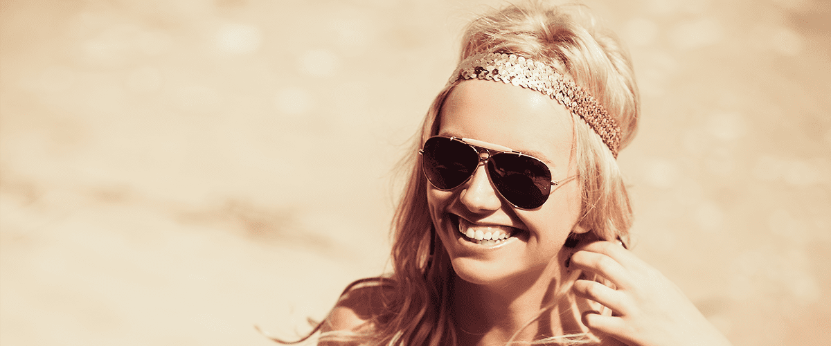 Момиче със слънчеви очила 