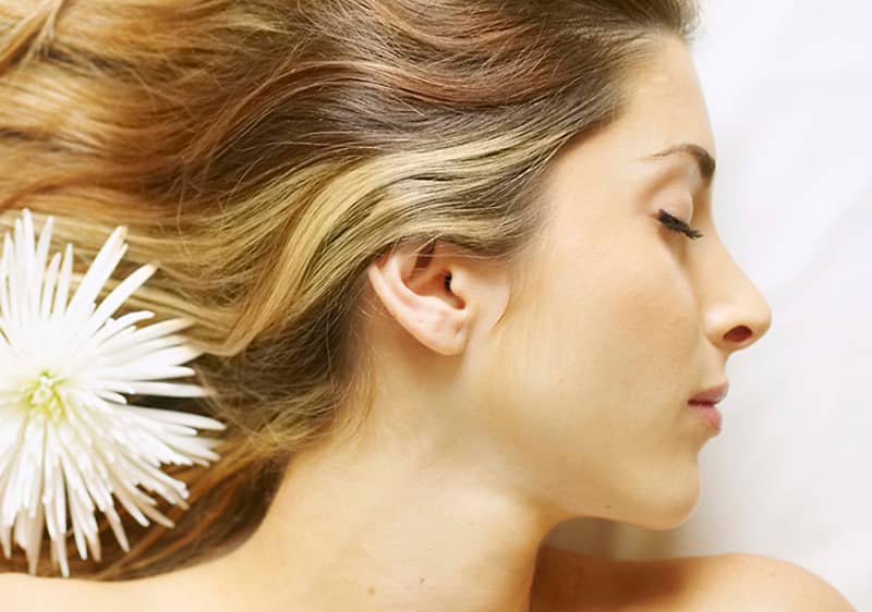 Момиче с дълга руса коса