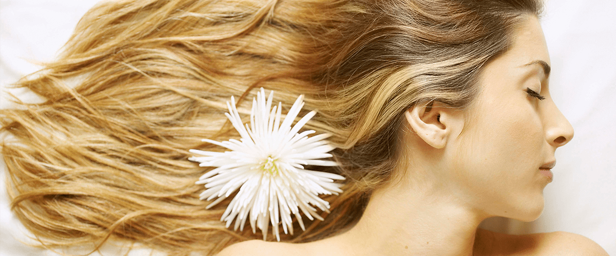 Момиче с дълга руса коса