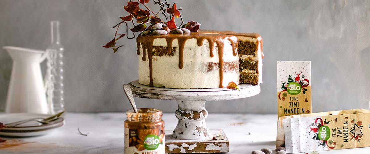 Коледна канелена торта с карамел от фурми