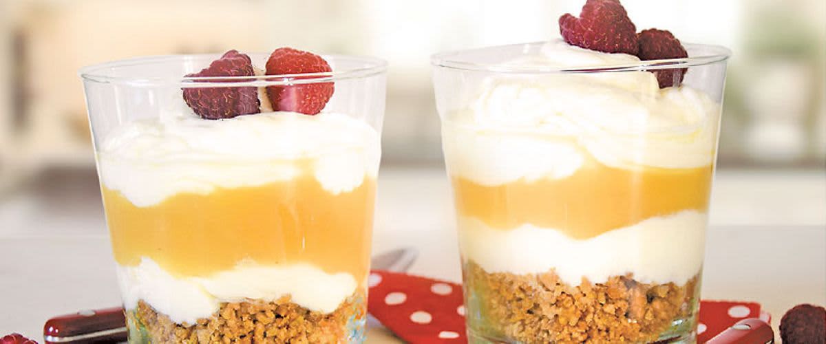 Чийзкейк в чаша с мус от ябълки и манго