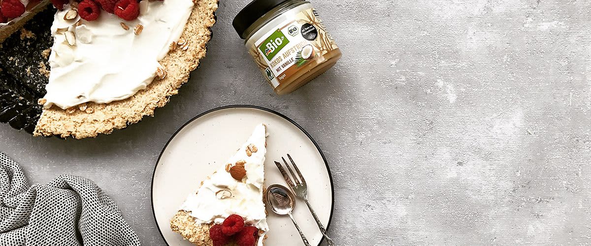 Кокосово-ванилова торта с овесени ядки и малини