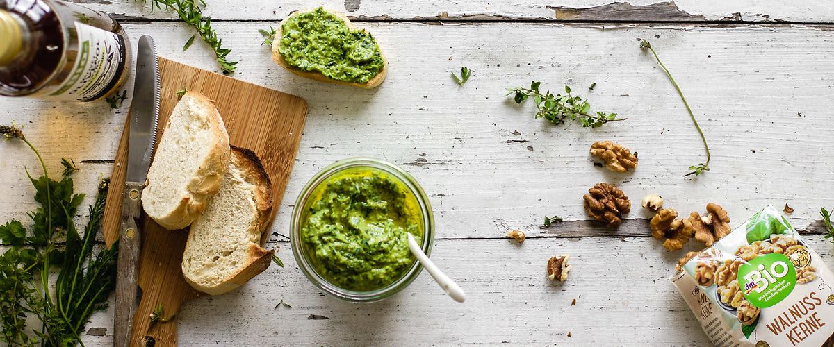 Рецепта за домашно песто с диви билки и орехи 