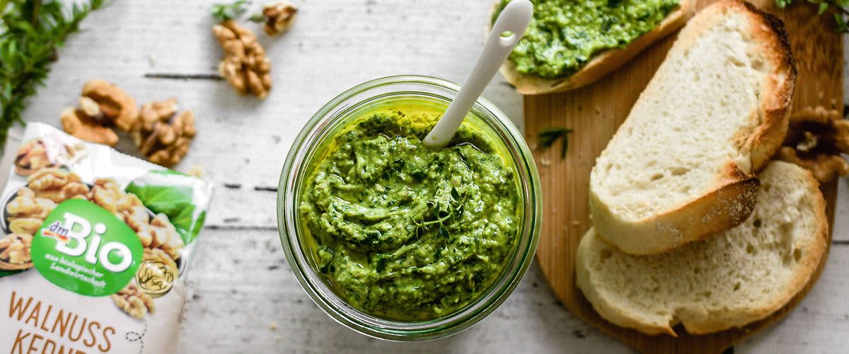 Рецепта за домашно песто с диви билки и орехи