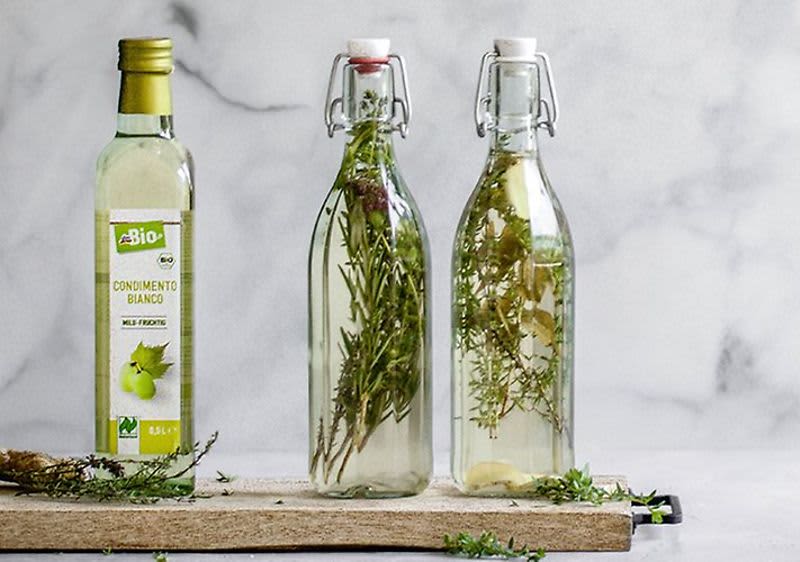 Пикантна идея за кухнята: билков оцет