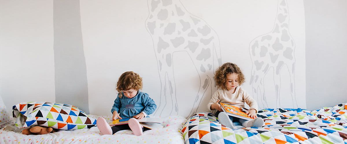 Две деца играят у дома