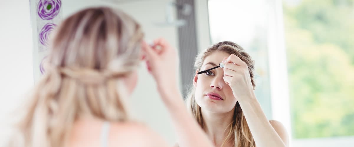 Жена се гримира.