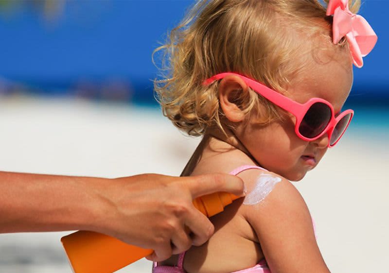 Внимание, слънчеви лъчи! Ето как да предпазите Вашето дете.