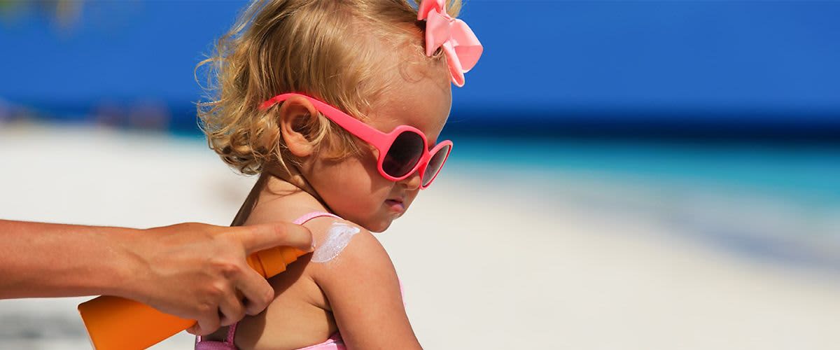Внимание, слънчеви лъчи! Ето как да предпазите Вашето дете.