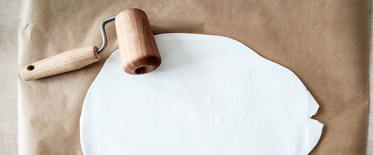 Стъпка 1: Разточете моделиращата глина с точилка на слой с дебелина 5 мм.