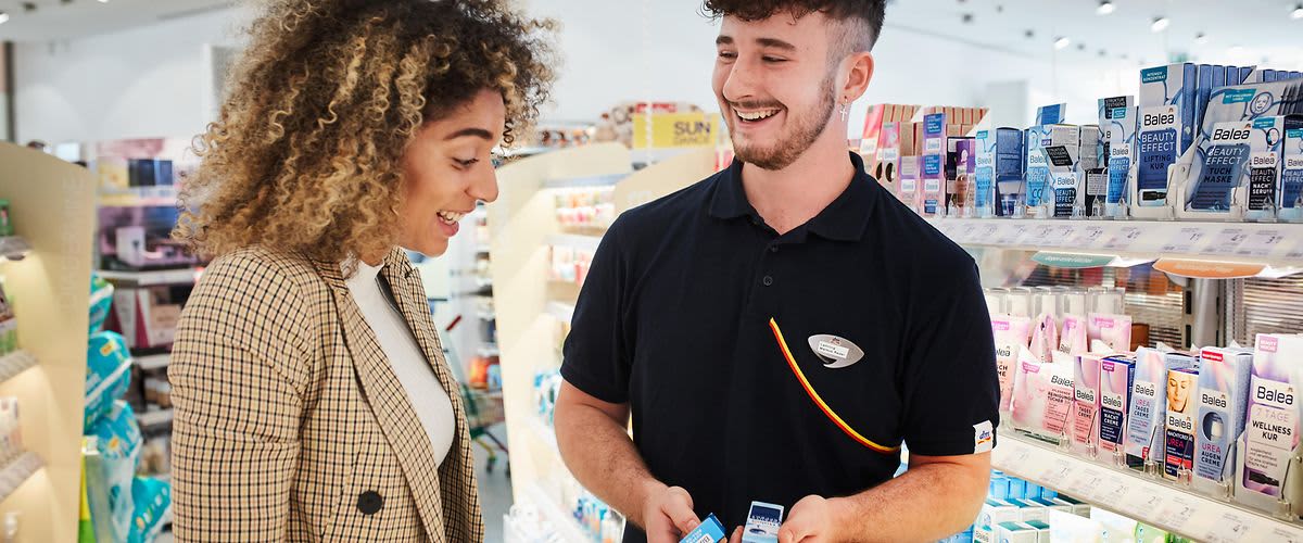 dm служител съветва клиент в dm магазин