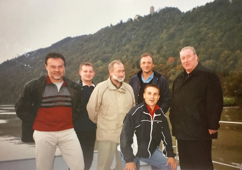 Гюнтер Бауер (вдясно) сред първите международни управляващи директори.