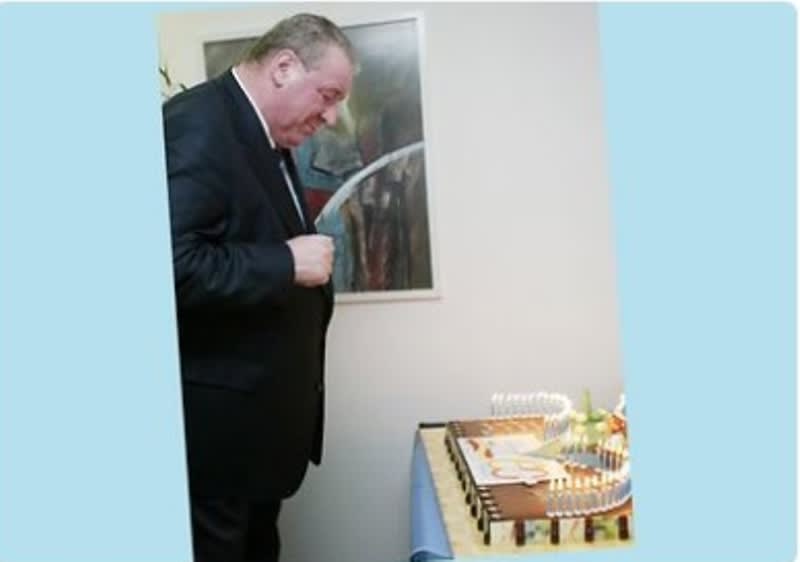 Торта от служителите за 60-тата годишнина: г-н Бауер също обичаше да празнува, когато имаше повод.