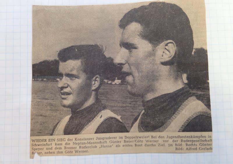 Гьотц Вернер и Гюнтер Бауер (отляво) празнуват успеха в гребане с лодки за двама.