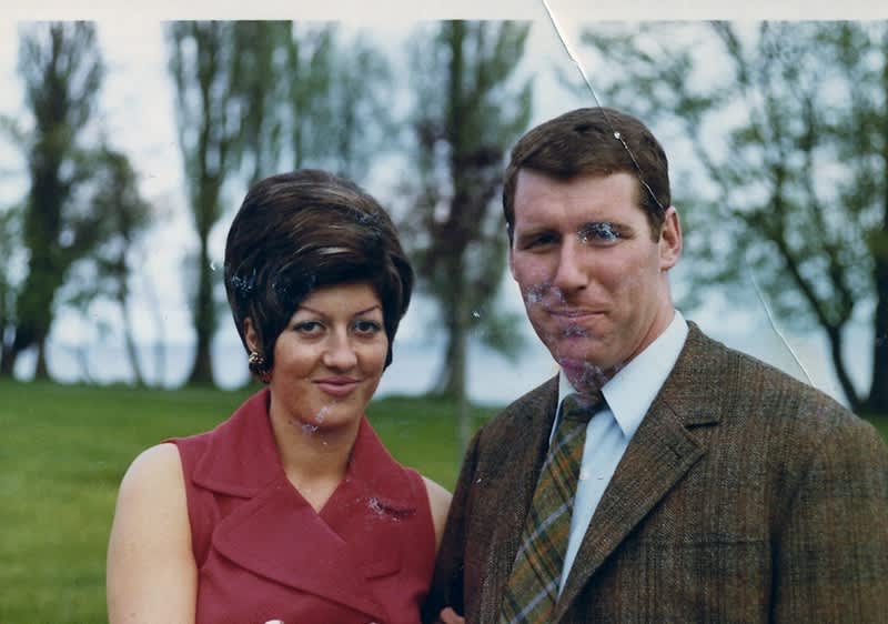 Гюнтер Бауер се влюбва в Криста в универсалния магазин Hertie в Льорах.