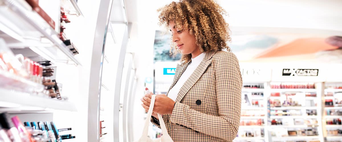 Клиент избира продукти за грим в dm