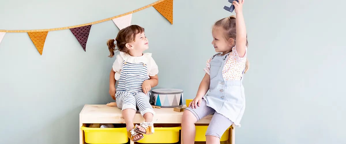 две малки момичета