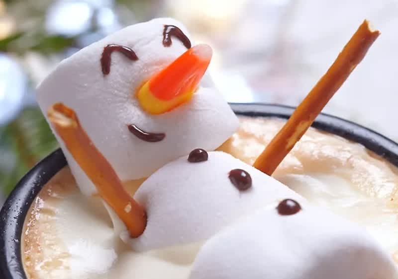 снежен човек в горещ шоколад	