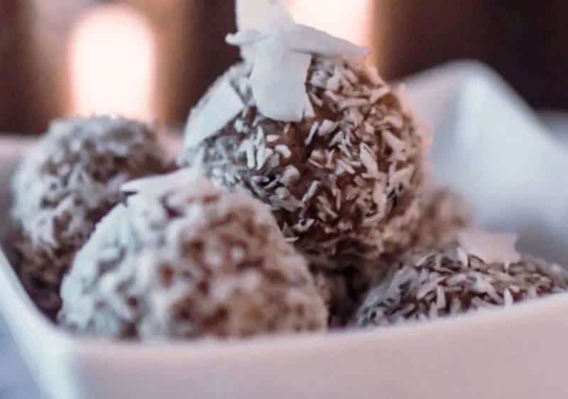 Веган шоколадови топчета с кокос