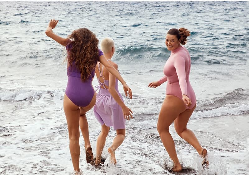 Tanzende Frauen am Strand