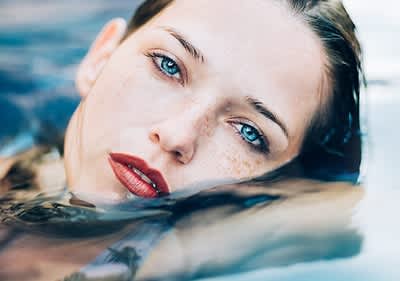 Wasserfestes Make-up Frau im Wasser