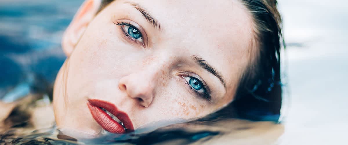 Wasserfestes Make-up Frau im Wasser