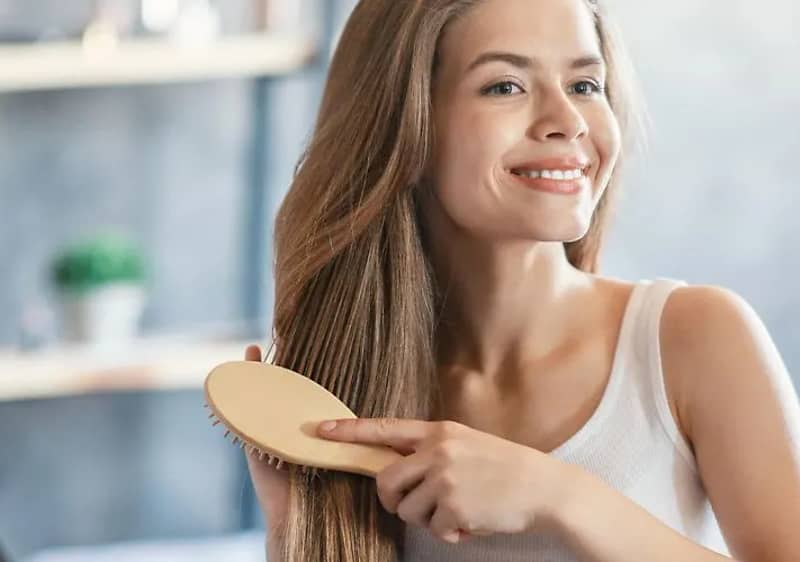 жена реши косата си