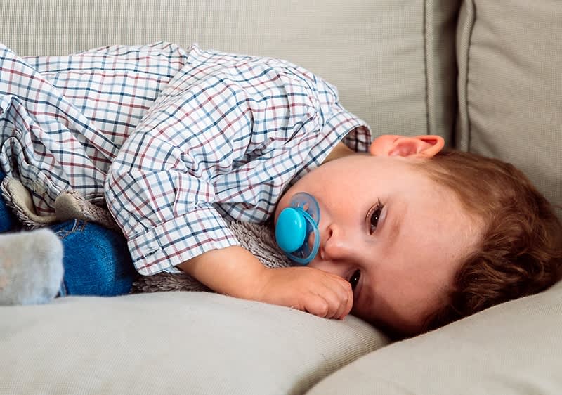 дете с биберон