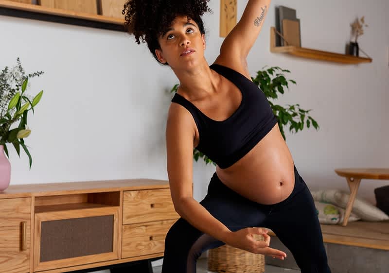 Schwangere Frau beim Yoga