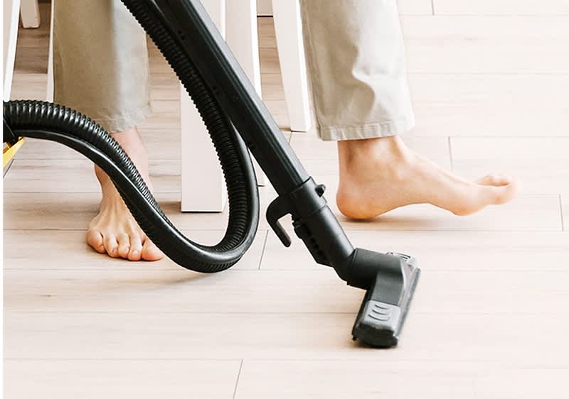 Mutter mit Kind am putzen