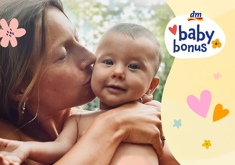 майка целува бебето си