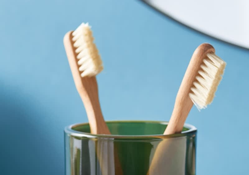 Две четки за зъби в чаша