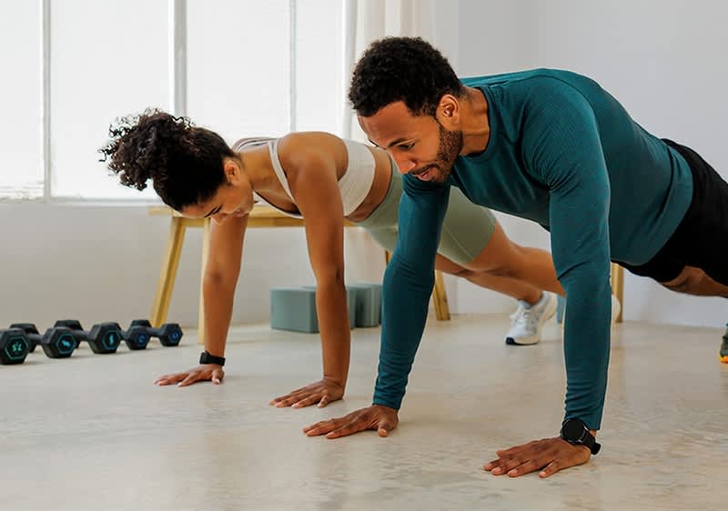 мъж и жена правят лицеви опори