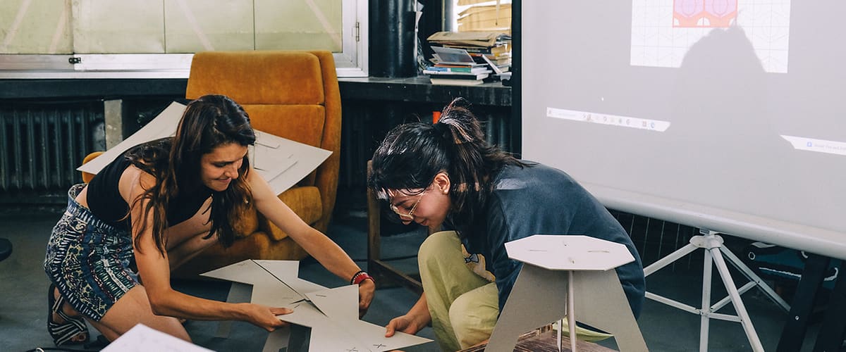 две жени изработват материали