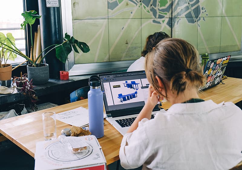 момиче работи на лаптоп