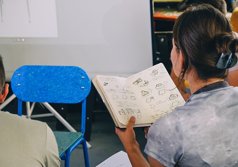 момиче чете книга