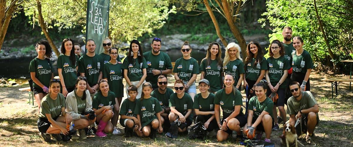 хора почистват река