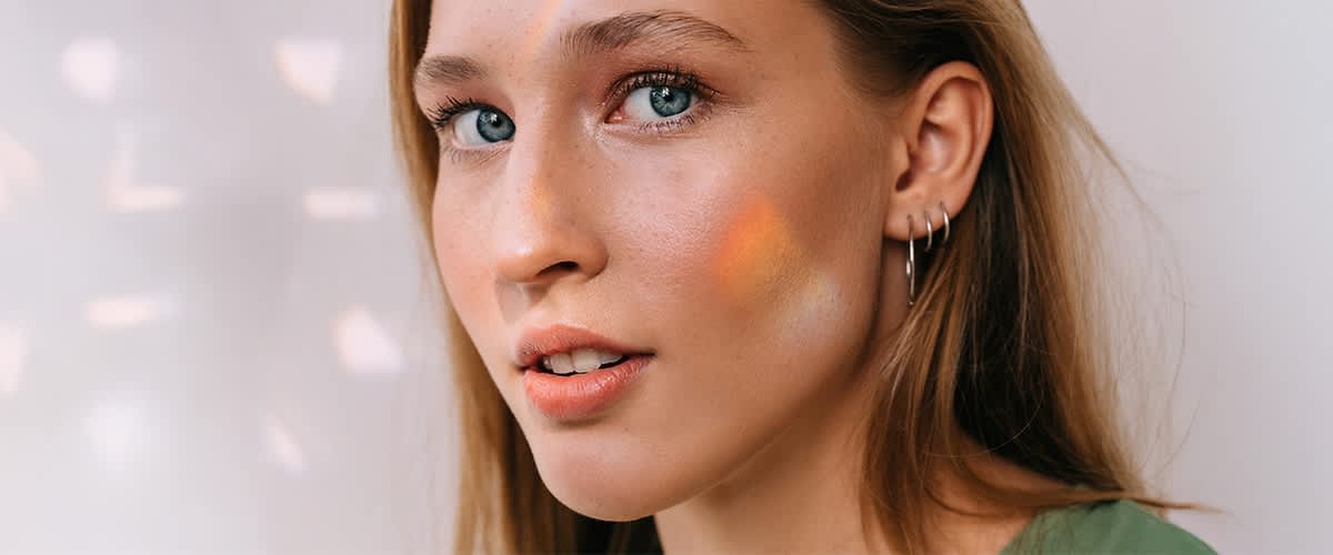 Frau mit blauen Augen und Ohrringen