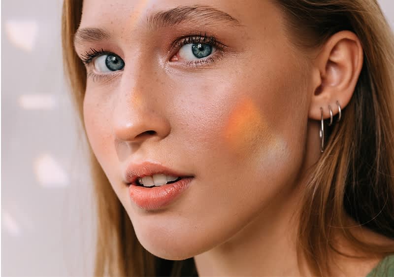 Frau mit blauen Augen und Ohrringen