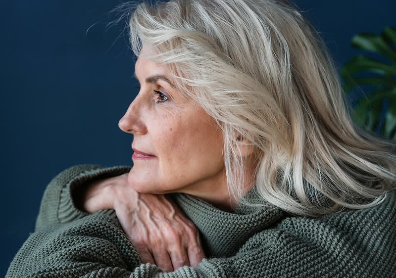 Žena sa sijedom kosom