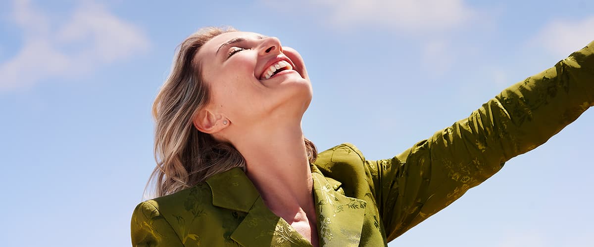 жена се усмихва