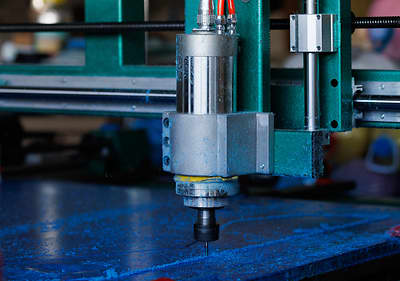 Машина за рязане на материали в индустриална среда