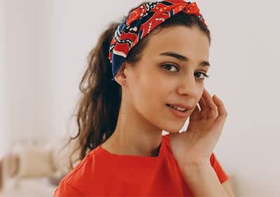 Жена с червена бандана и червена тениска