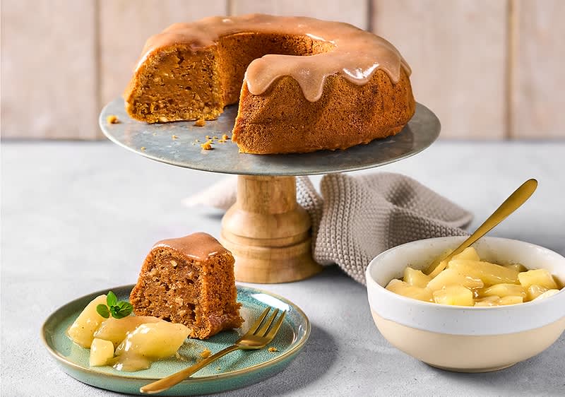 Торта с глазура на стойка и парче торта с ябълки в чиния