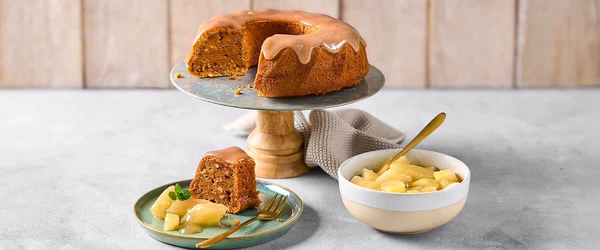 Торта с глазура на стойка и парче торта с ябълки в чиния