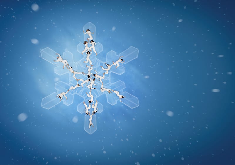 Снежинка с танцуващи фигури на син фон