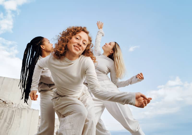 Танцьори на открито под синьо небе